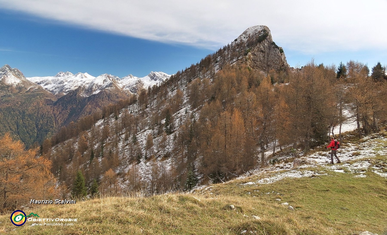 60 Le nuvole mi raggiungono al Passo di Monte Colle....JPG